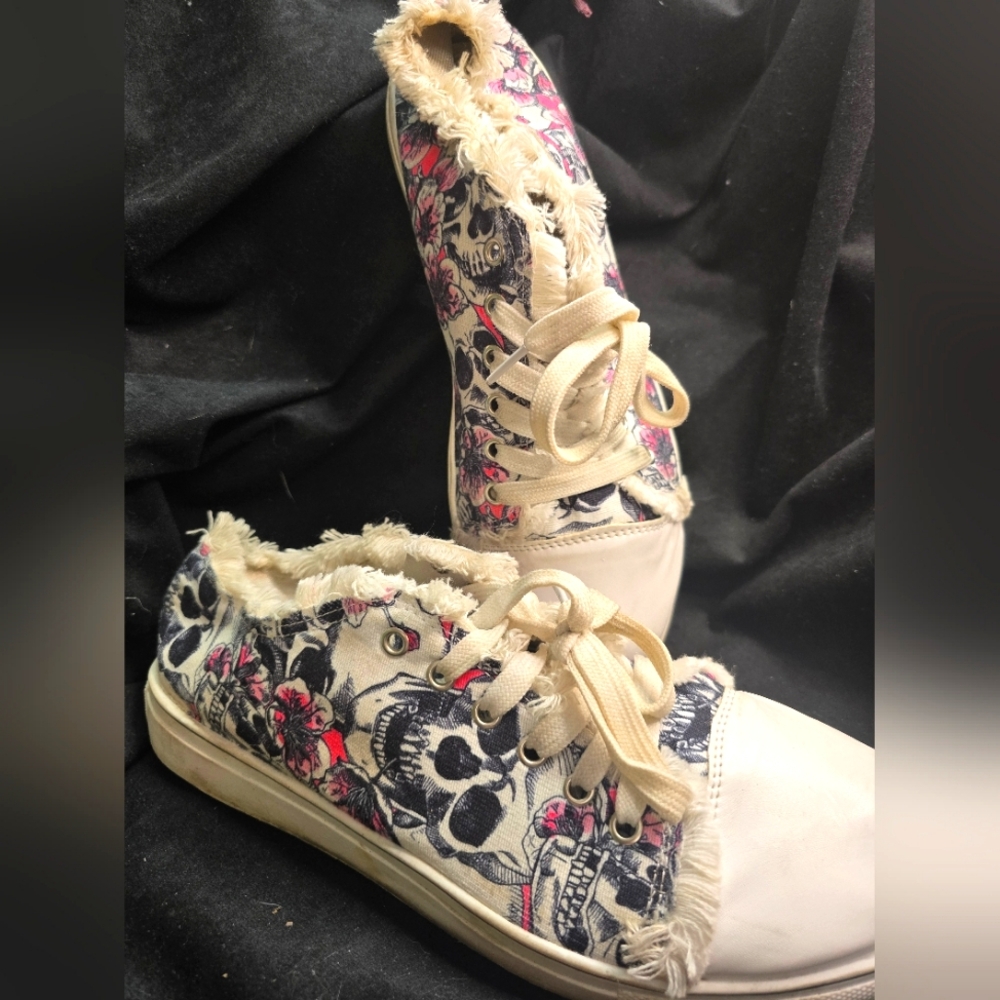 Womens size 42 unbranded skull and flower slip on shoes
